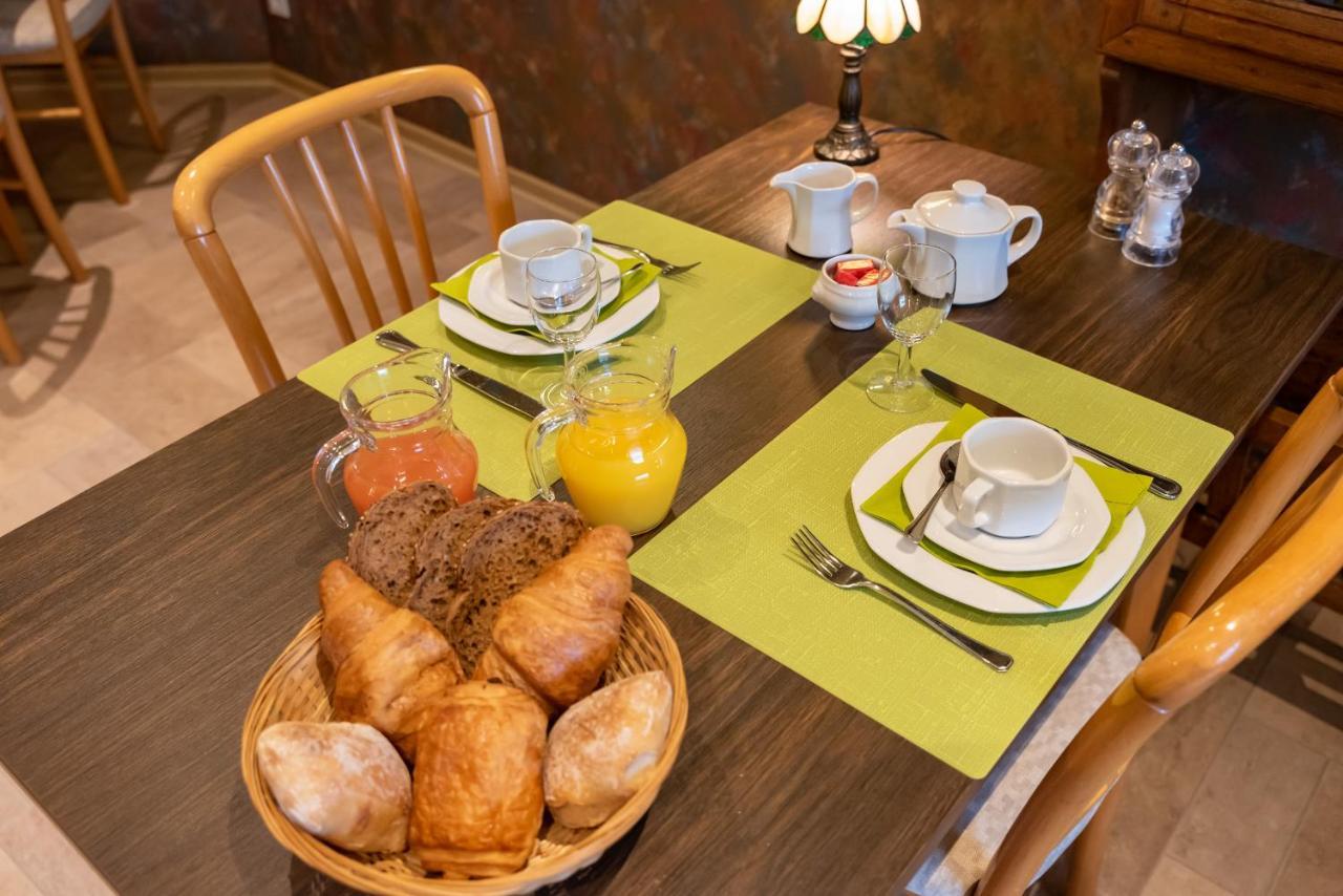 Hotel Le Cor De Chasse Saint-Hubert Bagian luar foto